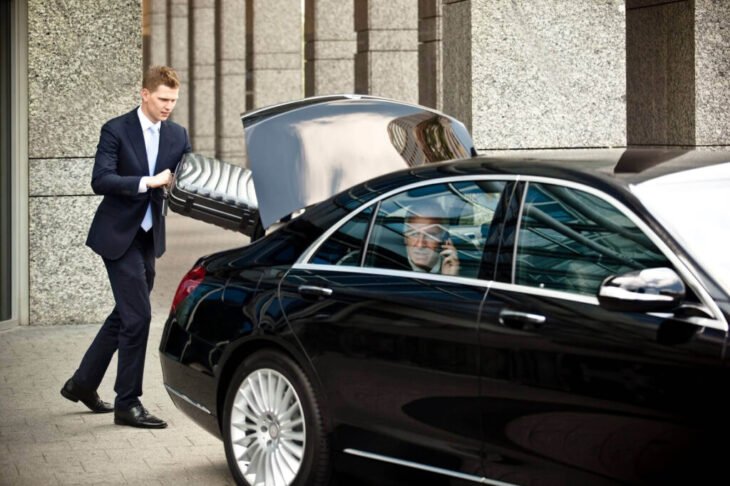 chauffeur-service-amsterdam-koffer-in-auto